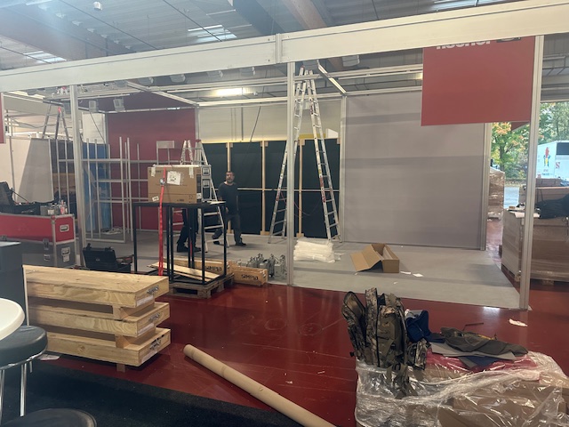 Vorbereitung des fischer Messestands: Standmaterial, Verpackungen und Aufbauarbeiten in der Halle